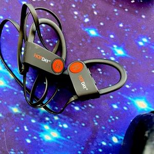 Hop day wireless ear sets